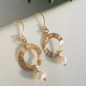 עגילי ציפוי זהב תלויים בשילוב פנינה נופלת