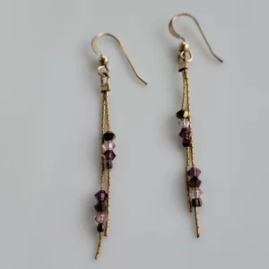 עגילי ציפוי זהב תלויים בשילוב אבנים סגולות