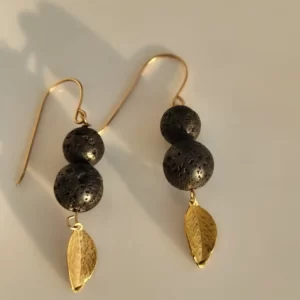 עגילים מציפוי זהב 9K בשילוב אבנים שחורות-עלה בקצה