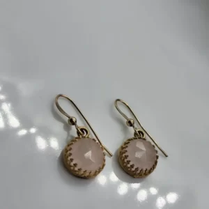 עגילים תלויים ציפוי זהב עם תוספת של זכוכית קריסטל ורוד