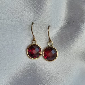 עגילי ציפוי זהב נתליים בשילוב אבן רובי