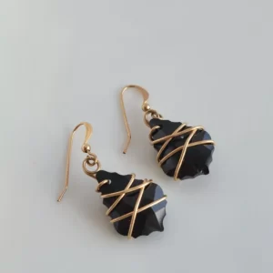 עגילי גולדפילד בשילוב אבן שחורה בליפוף חוט גולדפילד