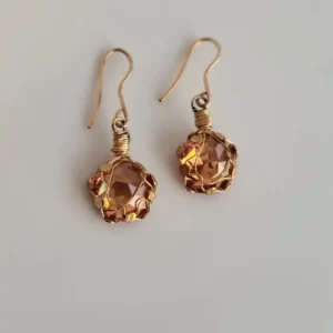 עגילי ציפוי זהב בשיבוץ אבן זירקוניה בגוון שמפיין