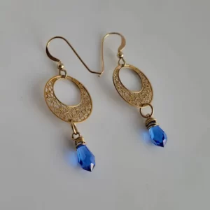 עגילים תלויים ציפוי זהב עם שילוב מרשים של סברובסקי מעובד כחול