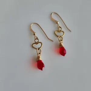 עגילים תלויים ציפוי זהב לב בשילוב סברובסקי מעובד אדום