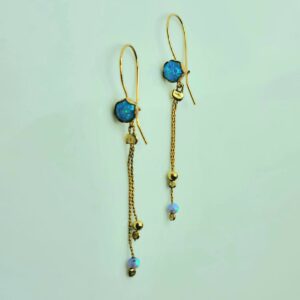 עגילים תלויים ציפוי זהב בשילוב אבני אופל