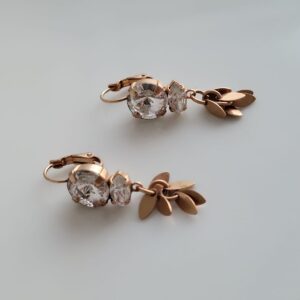 עגילים תלויים ציפוי זהב בשילוב אבני סברובסקי מעובדות