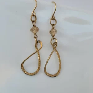 עגילים ציפוי זהב תלויים בשילוב חישוק מלופף ואבן סברובסקי בגוון שמפיין