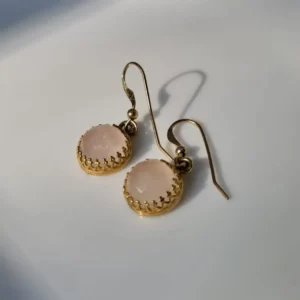 עגילי ציפוי זהב בשילוב אבן ורודה חלבית מעוטרת