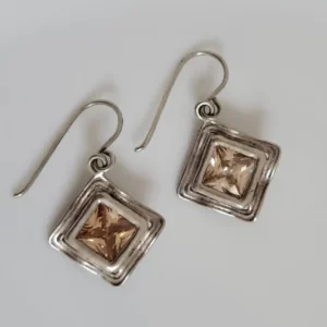 עגילי כסף 925 תלויים מעויינים בשילוב אבן סברובסקי בגוון שמפיין