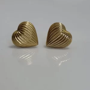 עגילי ציפוי זהב צמודות בצורת לב בעיטור פסים