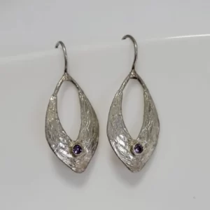 עגילי כסף 925 תלויים בצורת עלה בשילוב אבן אמטיסט