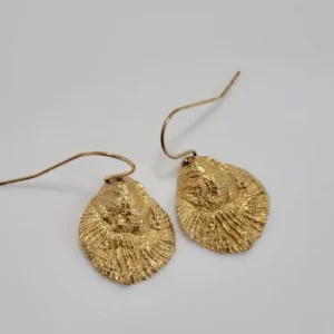 עגילי גולדפילד תלויים בעיצוב מיוחד