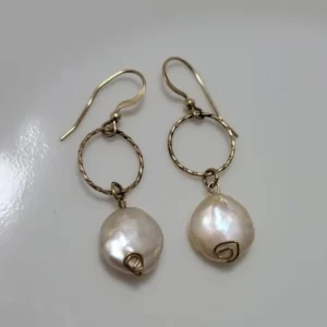 עגילי גולדפילד תלויים בשילוב פנינה בציפוי אולטרה