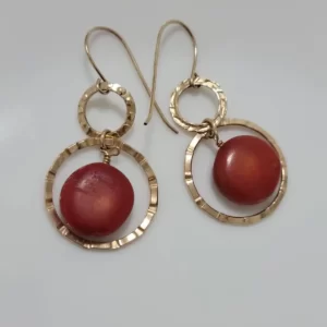 עגילי גולדפילד תלויים בשילוב אבן רובי